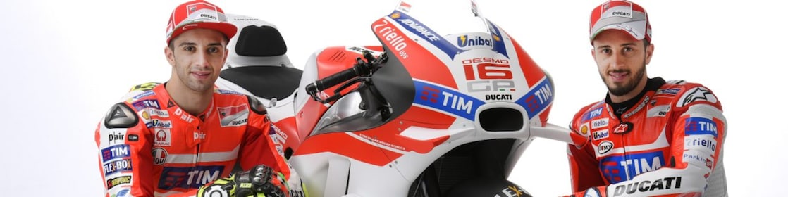 Dos pilotos de Ducati 2016 sentados junto a una moto Ducati