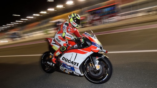 Piloto de Ducati conduciendo una moto a alta velocidad en una pista de noche