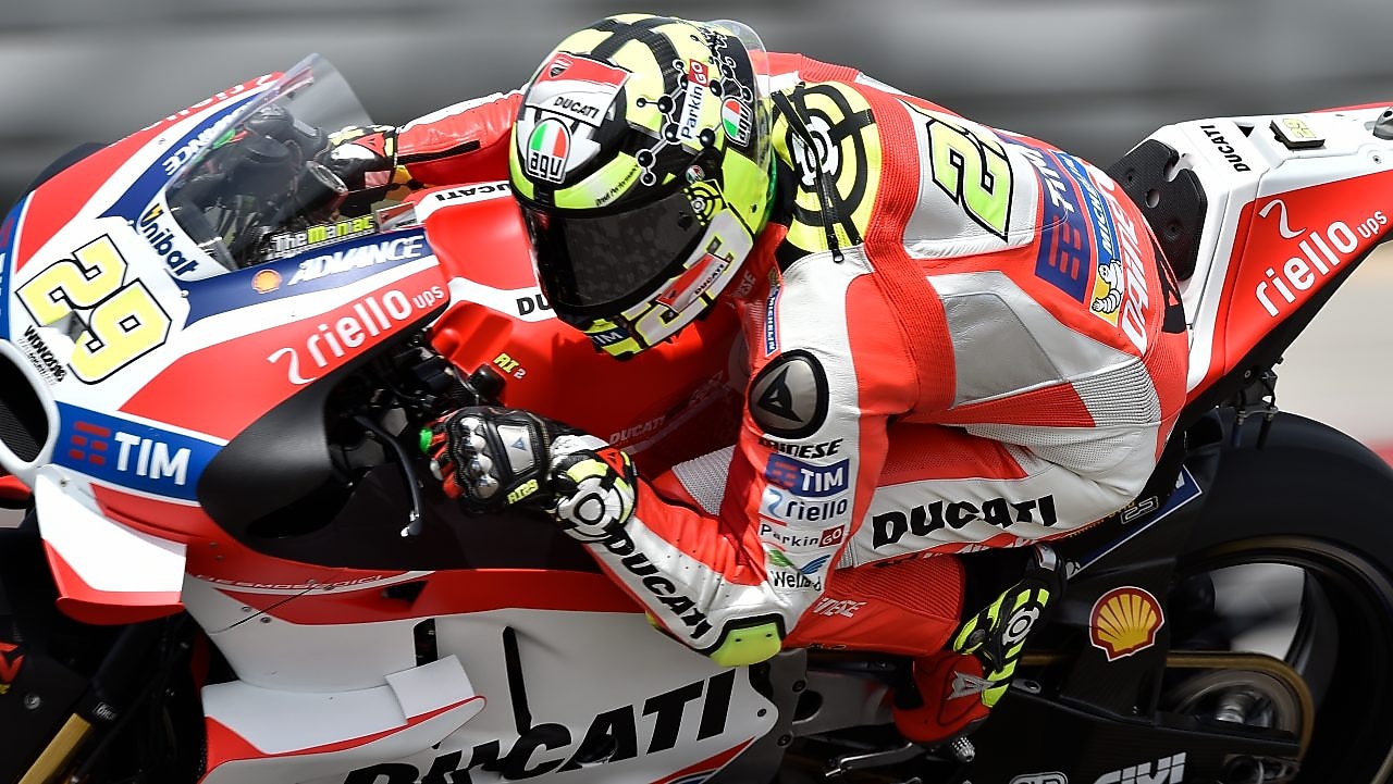 Piloto de Ducati sobre su moto inclinándose en una curva durante la carrera