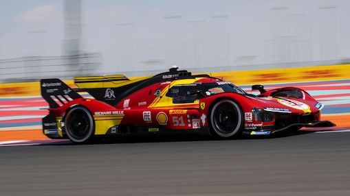 Istvan Kapitany y Benedetto Vigna adelante de una Ferrari 499P