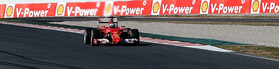 Kimi Raikkonen, piloto de Fórmula 1 del equipo Ferrari, corriendo con su auto Ferrari SF15-T