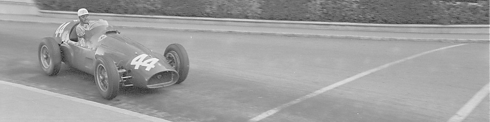 Maurice Trintignant conduciendo su auto Ferrari de Fórmula 1 en el Gran Premio de Mónaco de 1955