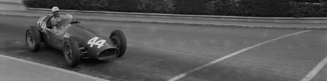 Maurice Trintignant conduciendo su auto Ferrari de Fórmula 1 en el Gran Premio de Mónaco de 1955