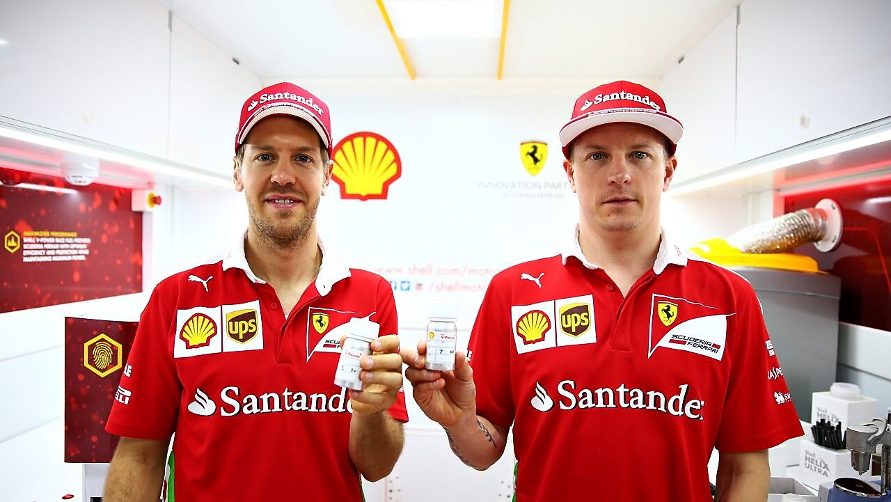 Autos circulando por el agua en una ruta