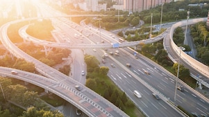 Autos circulando por una compleja estructura viaria con pasos superiores e inferiores