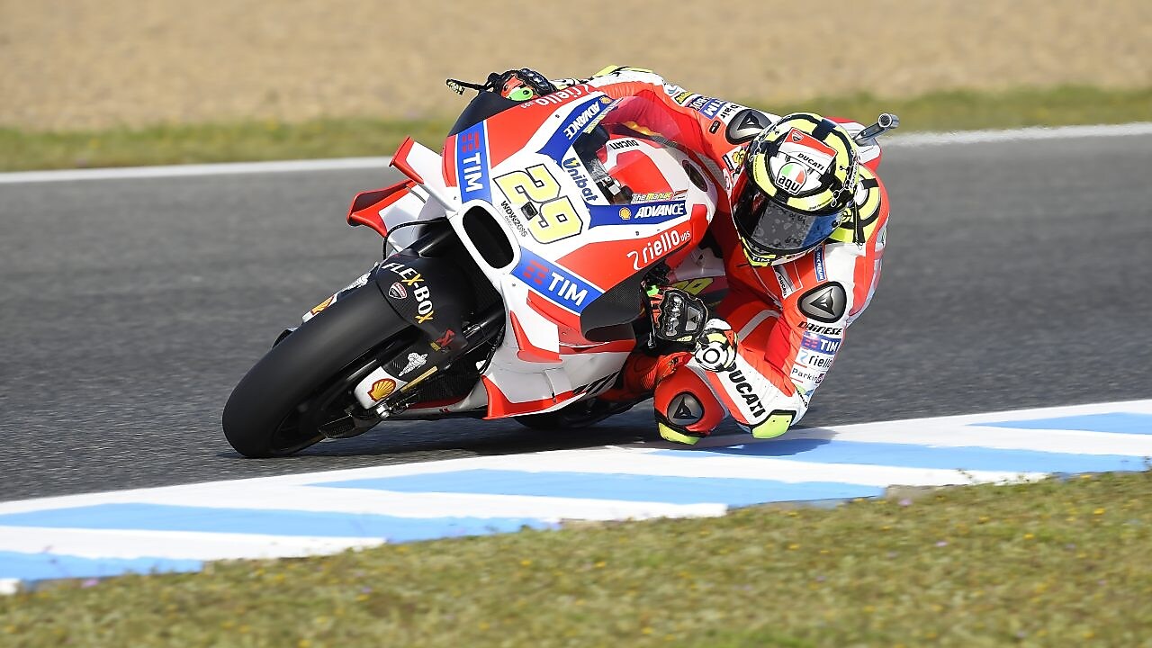 Superbike y piloto de Ducati corriendo por una curva de la pista