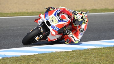 Superbike y piloto de Ducati corriendo por una curva de la pista