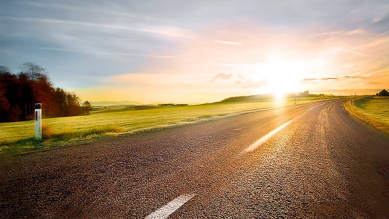 Ruta sinuosa al atardecer