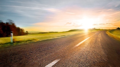 Ruta sinuosa al atardecer