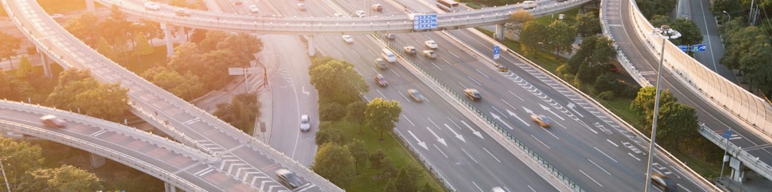 Autos circulando por una compleja estructura viaria con pasos superiores e inferiores
