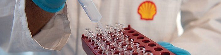 Científicos realizando ensayos en el laboratorio de lubricantes