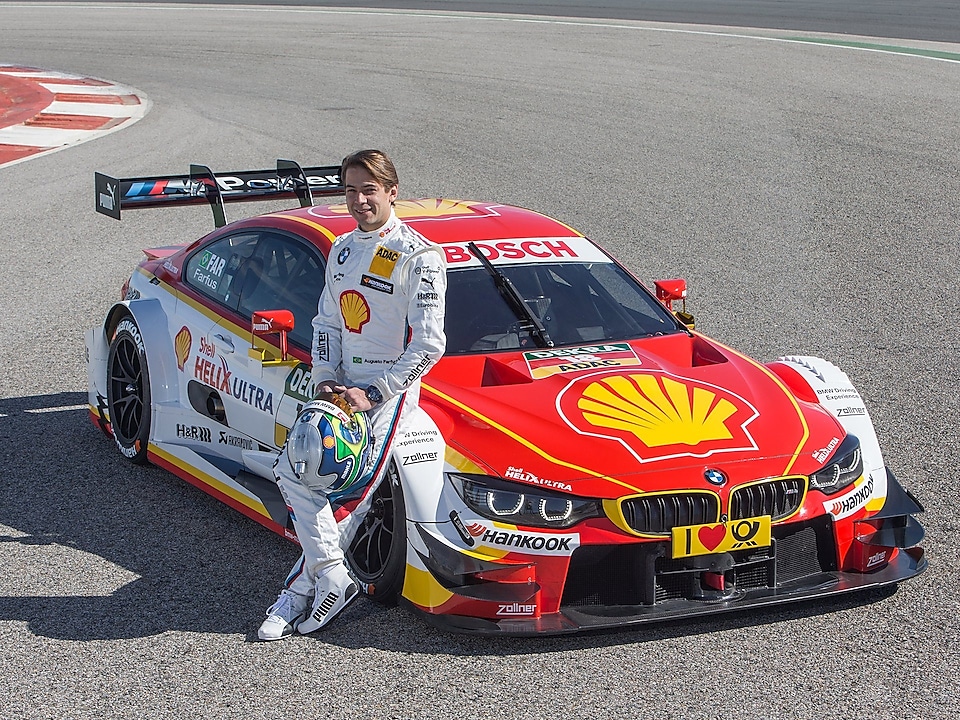 Piloto de BMW Motorsport apoyado sobre un coche que usa una fórmula de lubricante personalizada de Shell Helix 