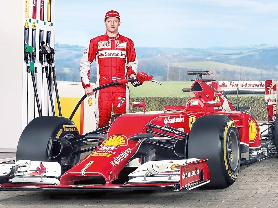 Un piloto de Ferrari de F1 usando lubricante Shell Helix Ultra para llenar su auto